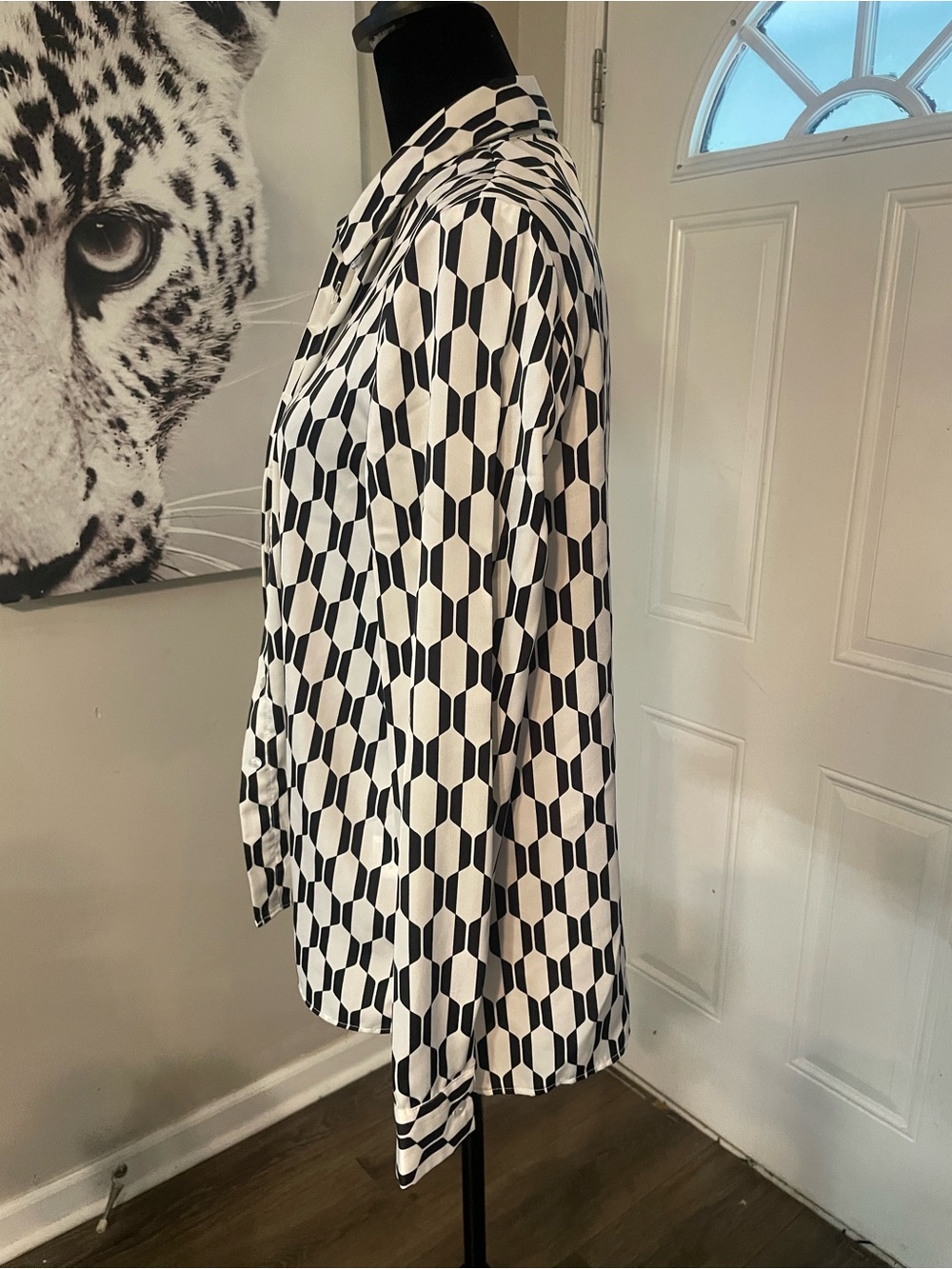 Smooth silky feel blouse geometric pattern button top long sleeve Small Modern - Picture 3 of 8